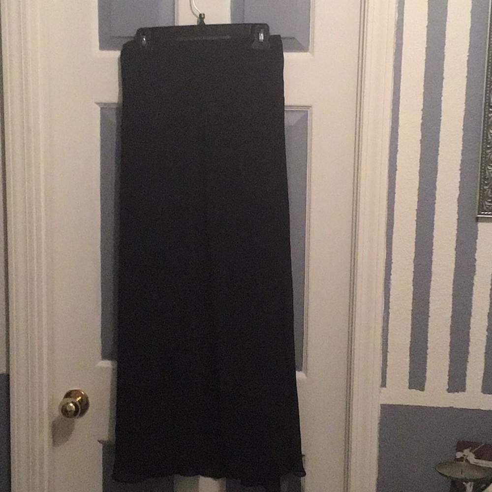 NWT  5x black flutter skirt